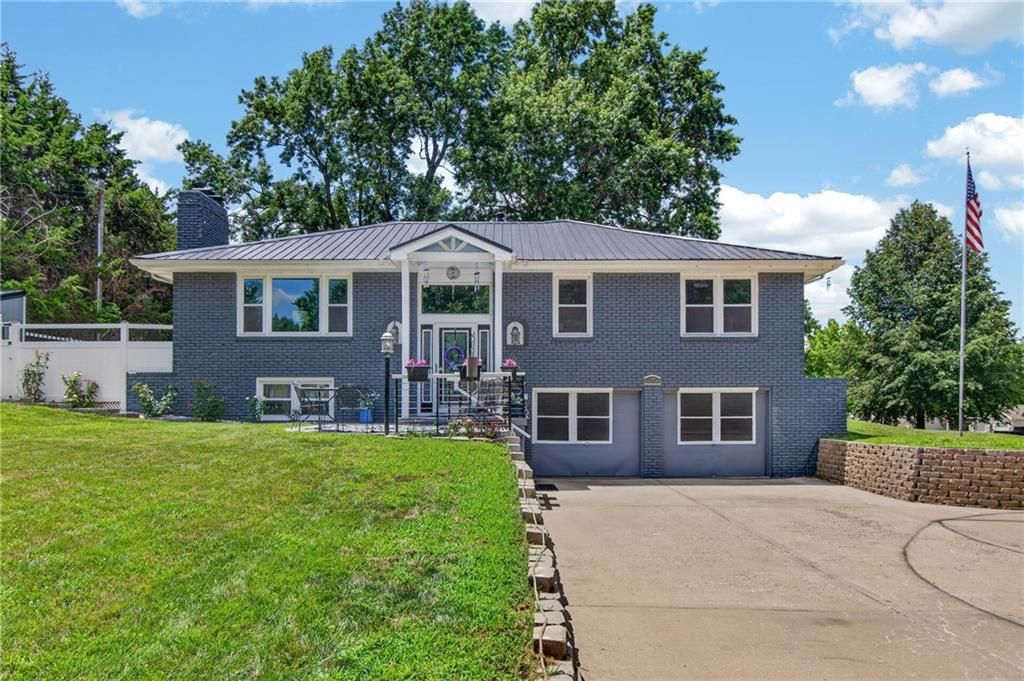 3204 SW Shadow Brook Drive, Blue Springs, MO 64015