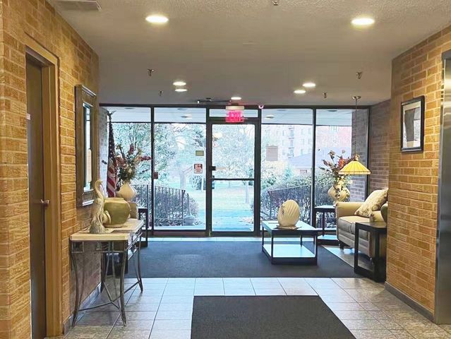 1727 W Crystal Lane 707B, Mount Prospect, IL 60056