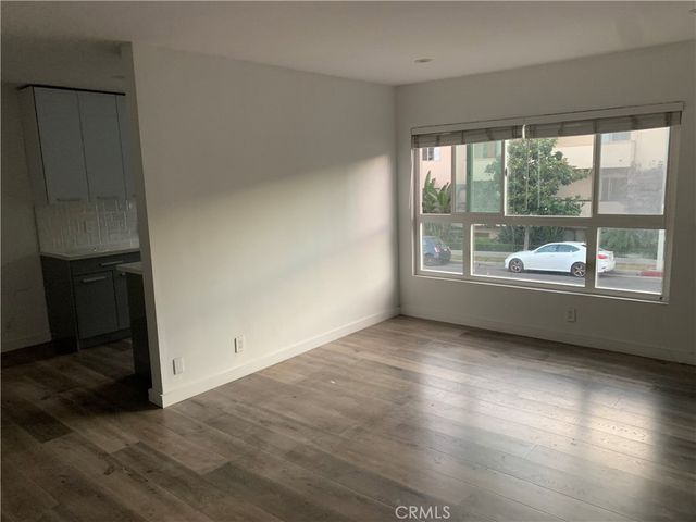 702 S St Andrews, Los Angeles, CA 90005