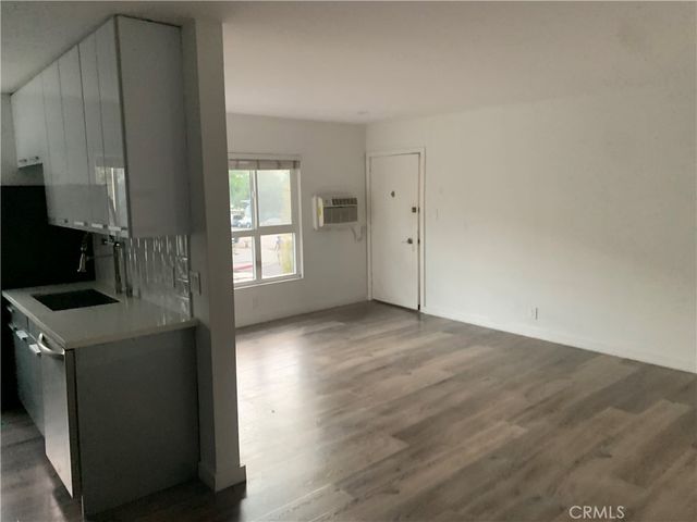 702 S St Andrews, Los Angeles, CA 90005
