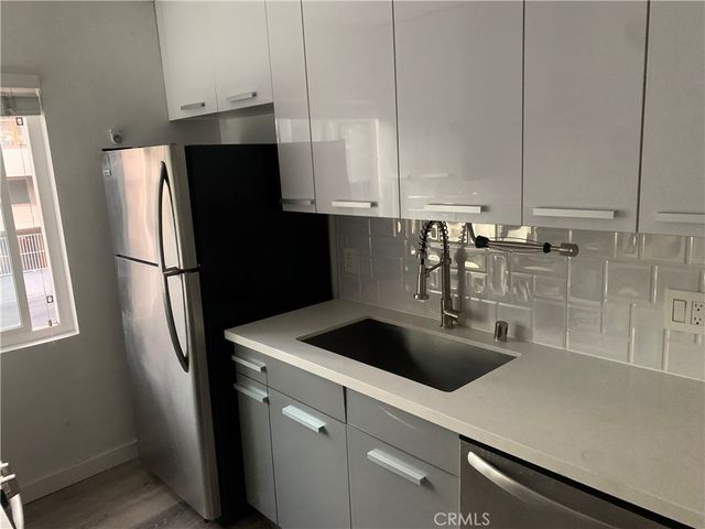 702 S St Andrews, Los Angeles, CA 90005