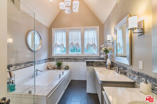 9025 Ashcroft Avenue, West Hollywood, CA 90048