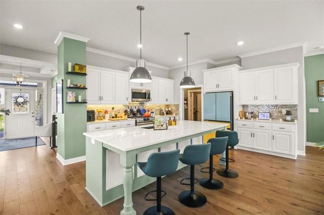 1713 NE Ravenwood Drive, Lee's Summit, MO 64086