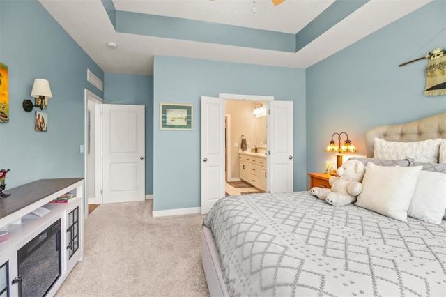 1713 NE Ravenwood Drive, Lee's Summit, MO 64086