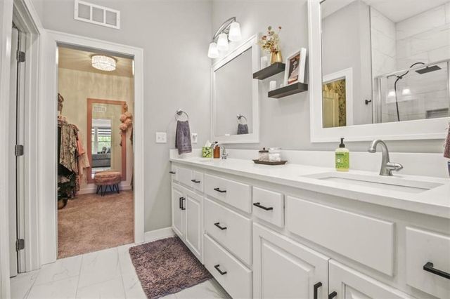 1713 NE Ravenwood Drive, Lee's Summit, MO 64086