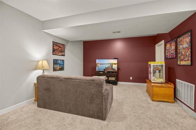 1713 NE Ravenwood Drive, Lee's Summit, MO 64086