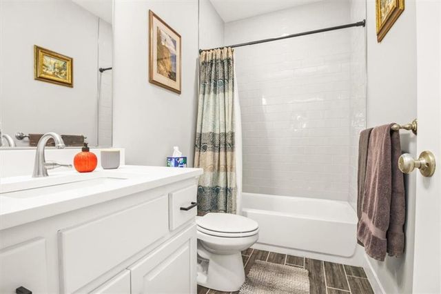 1713 NE Ravenwood Drive, Lee's Summit, MO 64086
