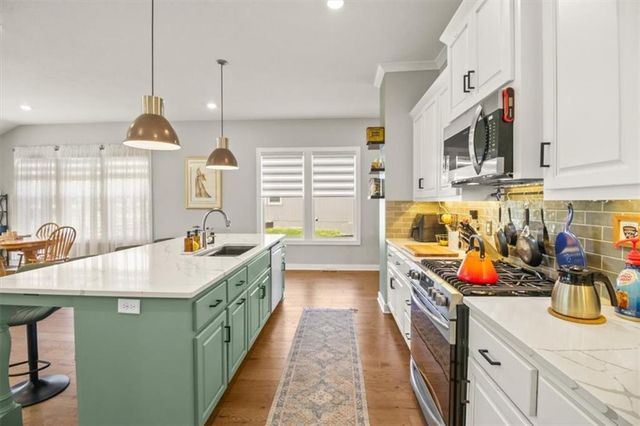 1713 NE Ravenwood Drive, Lee's Summit, MO 64086