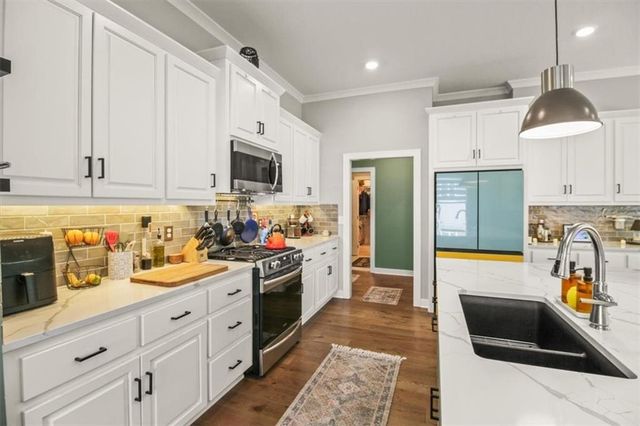 1713 NE Ravenwood Drive, Lee's Summit, MO 64086