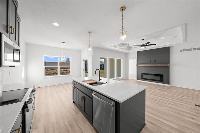 2615 SW Tracker Lane, Lee's Summit, MO 64082