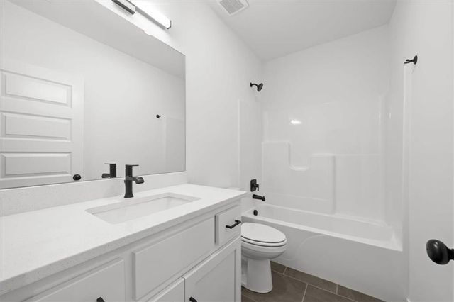 2615 SW Tracker Lane, Lee's Summit, MO 64082