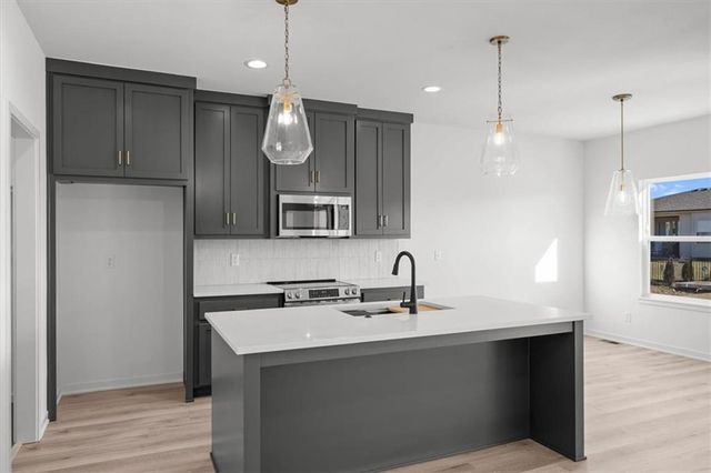 2615 SW Tracker Lane, Lee's Summit, MO 64082