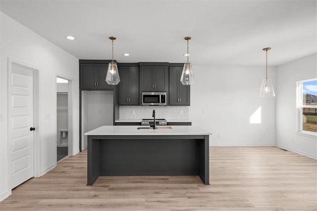 2615 SW Tracker Lane, Lee's Summit, MO 64082