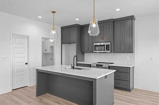 2615 SW Tracker Lane, Lee's Summit, MO 64082