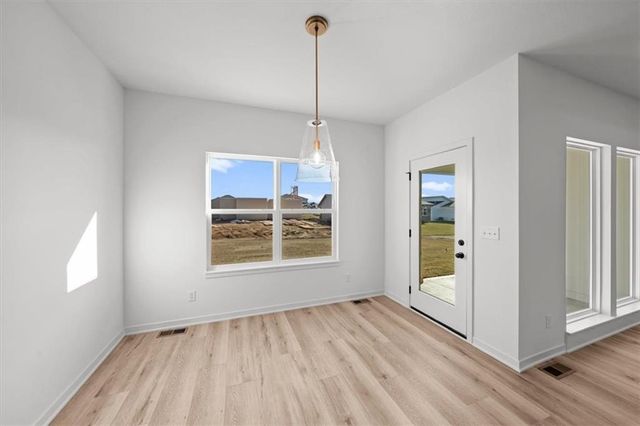 2615 SW Tracker Lane, Lee's Summit, MO 64082