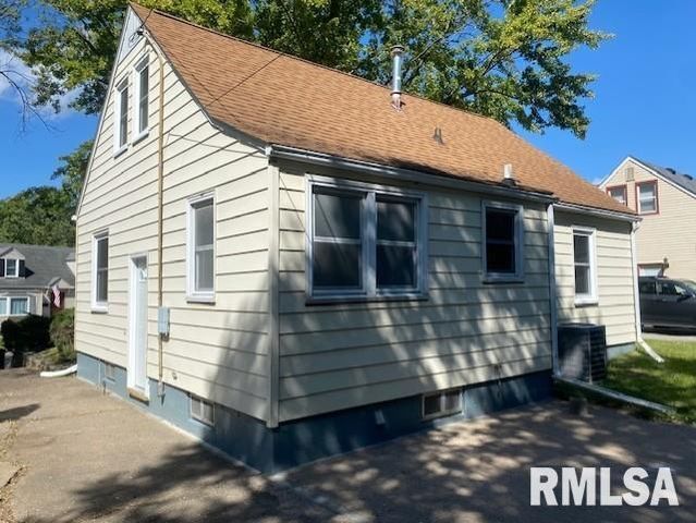 15 Knoll Ct Court, Rock Island, IL 61201