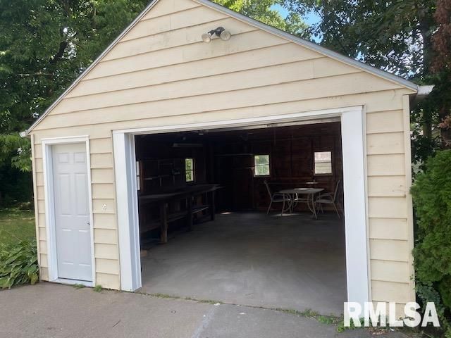 15 Knoll Ct Court, Rock Island, IL 61201