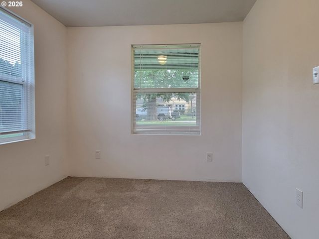 5717 Ne SUMNER St, Portland, OR 97218