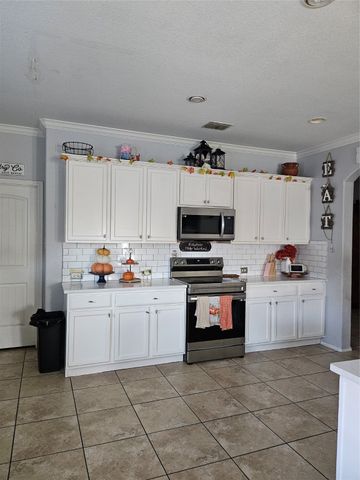 1313 Shelley Drive, Burleson, TX 76028