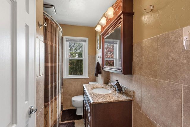 1712 Craftsman DRIVE, New Berlin, WI 53146