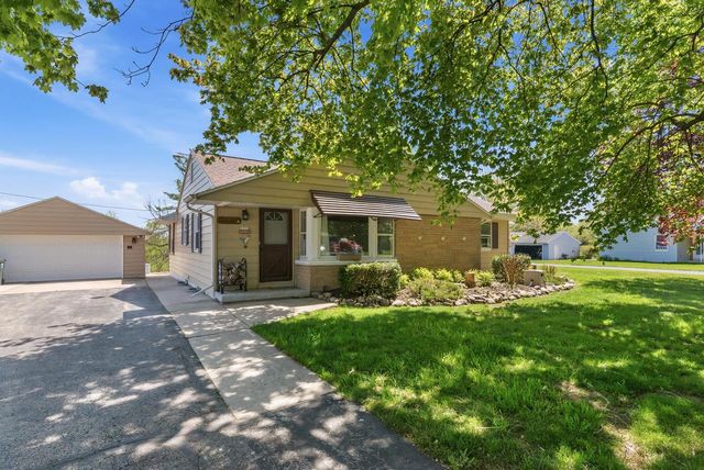 1712 Craftsman DRIVE, New Berlin, WI 53146
