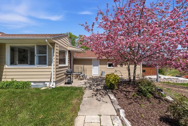 1712 Craftsman DRIVE, New Berlin, WI 53146