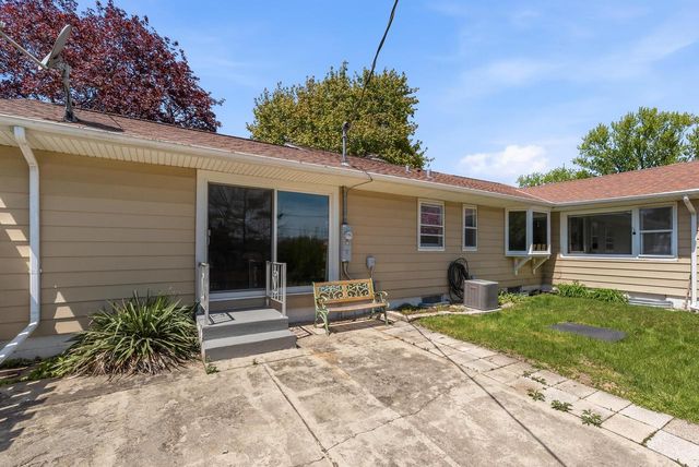 1712 Craftsman DRIVE, New Berlin, WI 53146