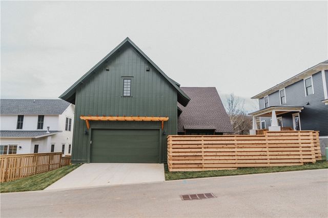 1750 W Markham Road, Fayetteville, AR 72701