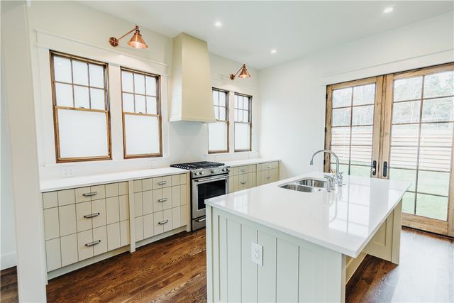 1750 W Markham Road, Fayetteville, AR 72701