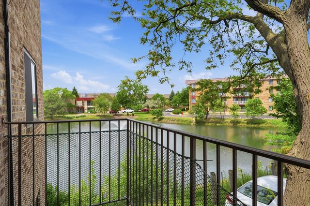 5513 Chateau Drive 4, Rolling Meadows, IL 60008