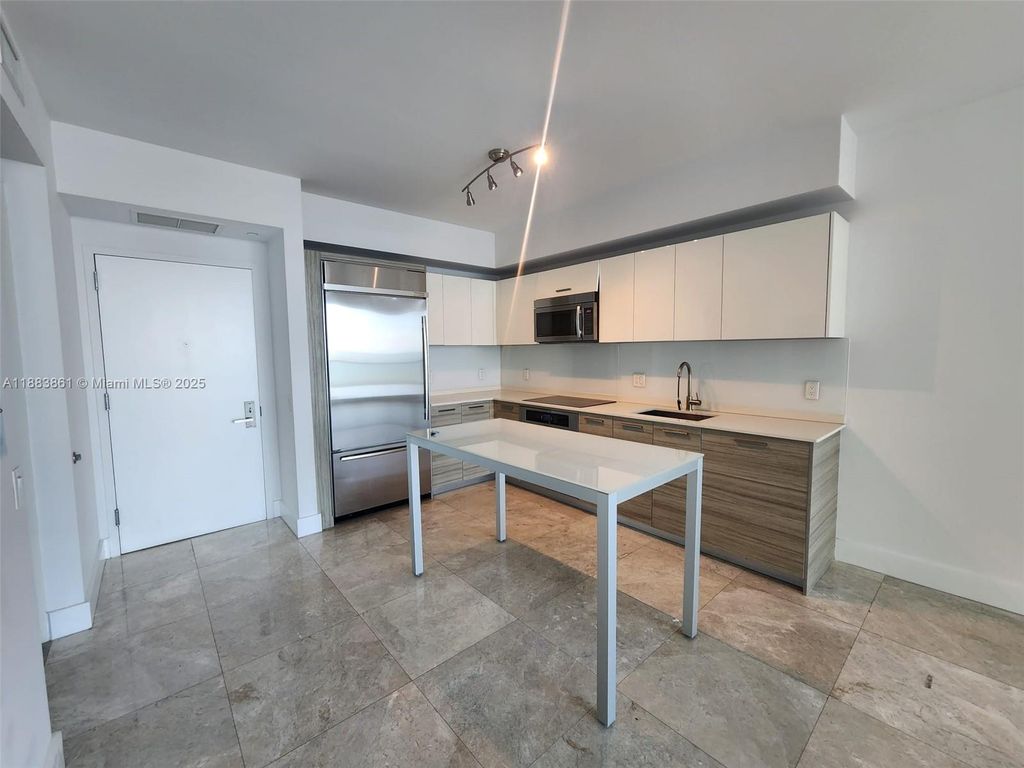 1300 Brickell Bay Dr 2007, Miami, FL 33131