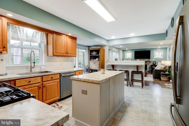 4 CRESTVIEW DR, Reading, PA 19608