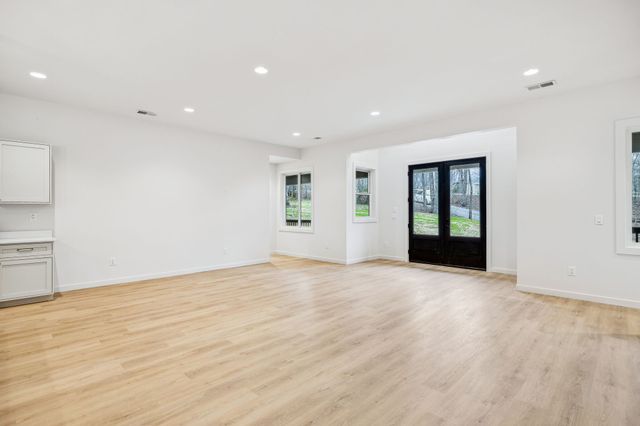 6384 Old Natchez Trce, Santa Fe, TN 38482