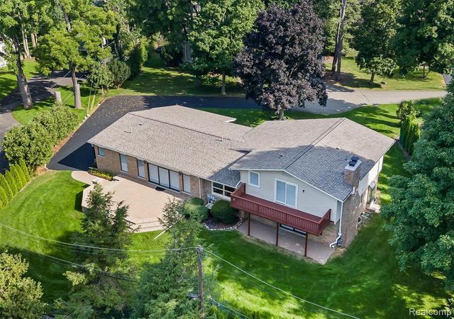 2564 Charel Court, West Bloomfield, MI 48324