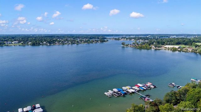 2564 Charel Court, West Bloomfield, MI 48324
