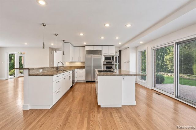 2564 Charel Court, West Bloomfield, MI 48324