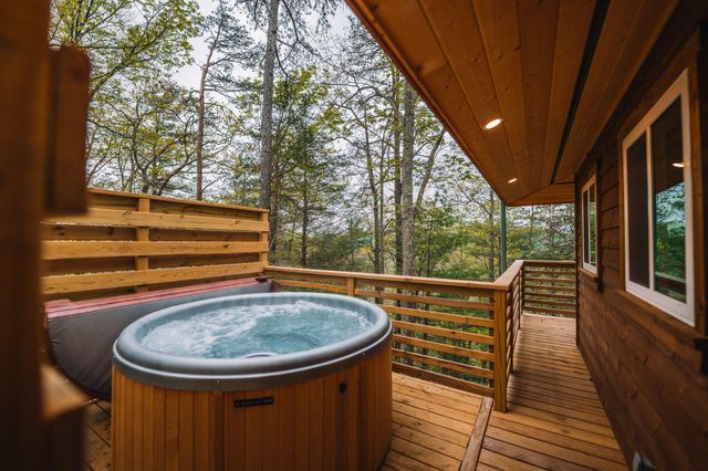 242 Cave Holw Road, Campton, KY 41301