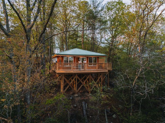 242 Cave Holw Road, Campton, KY 41301