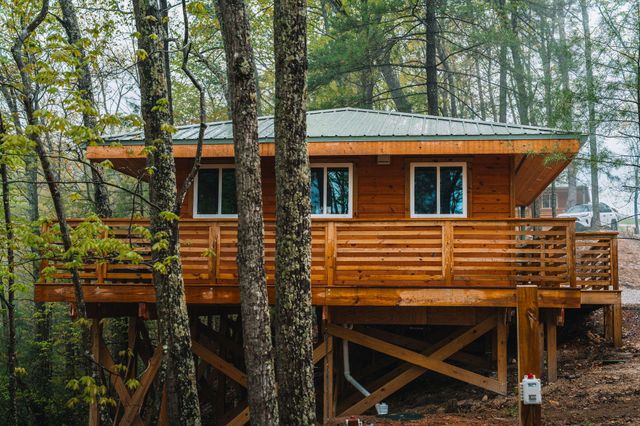 242 Cave Holw Road, Campton, KY 41301