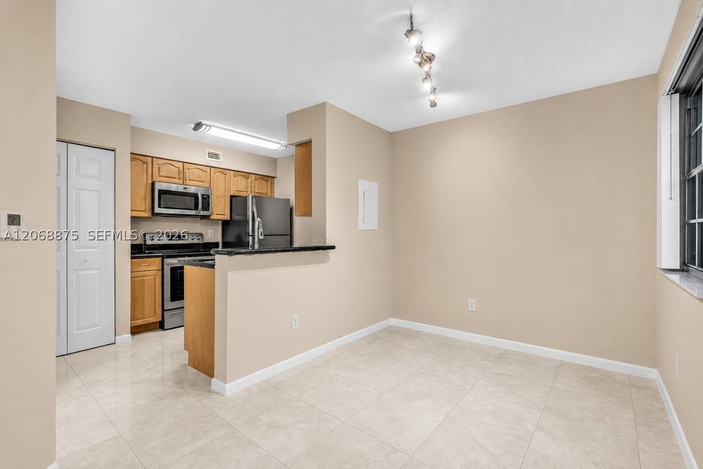 2880 N Oakland Forest Dr 110, Oakland Park, FL 33309