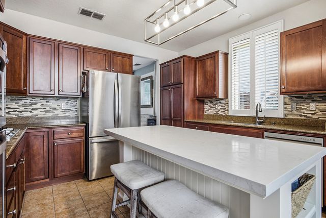 1793 Bella Oaks Way, Hanford, CA 93230