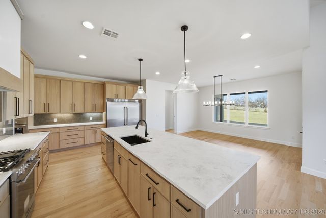 6711 E 153rd Street S, Bixby, OK 74008