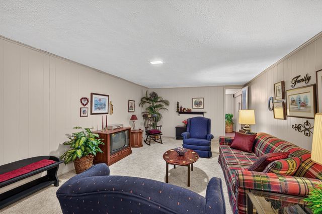 2209 Meadow Lane, West Des Moines, IA 50265