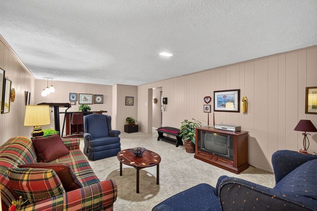 2209 Meadow Lane, West Des Moines, IA 50265