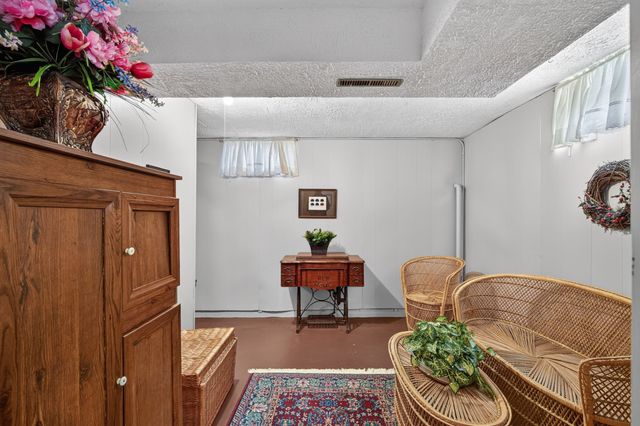 2209 Meadow Lane, West Des Moines, IA 50265