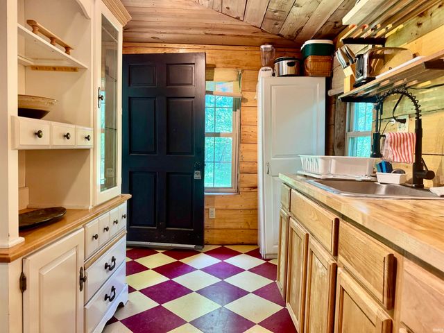 25 Hillbilly Hollar Road, Bedford, IN 47421