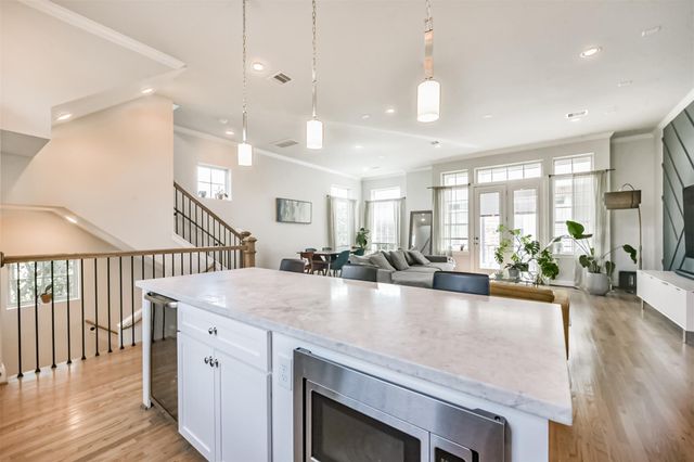 1040 W 26th Street E, Houston, TX 77008