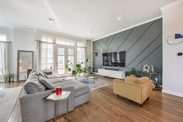 1040 W 26th Street E, Houston, TX 77008