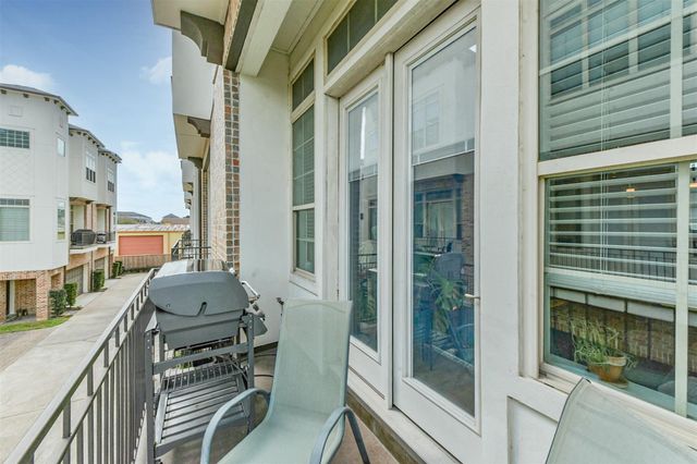 1040 W 26th Street E, Houston, TX 77008