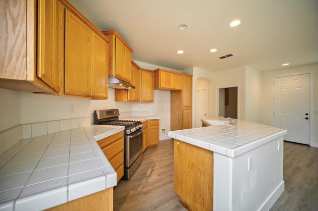 417 Arlingdale Cir, Rio Linda, CA 95673